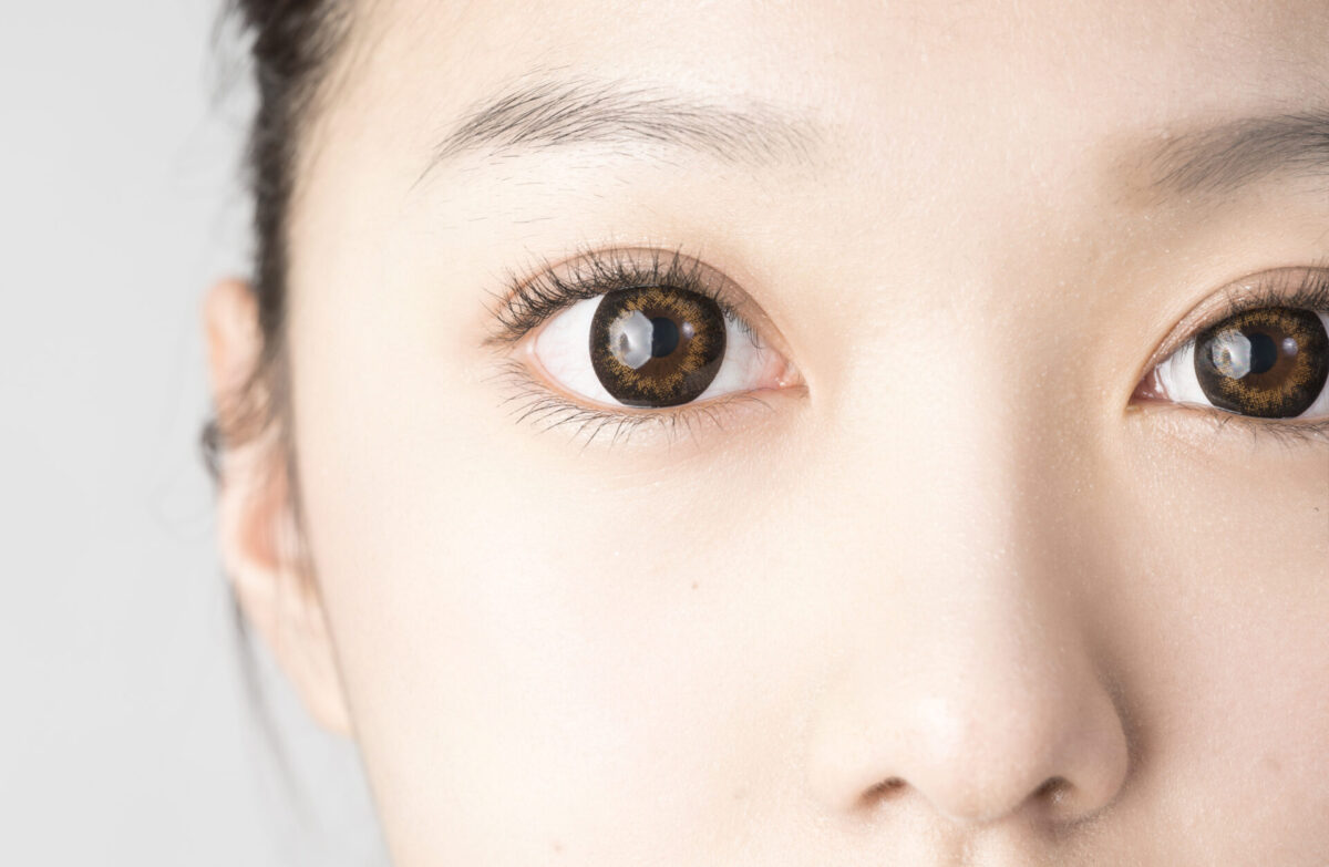 目の左右差がひどい…なぜ起こる？5つの原因